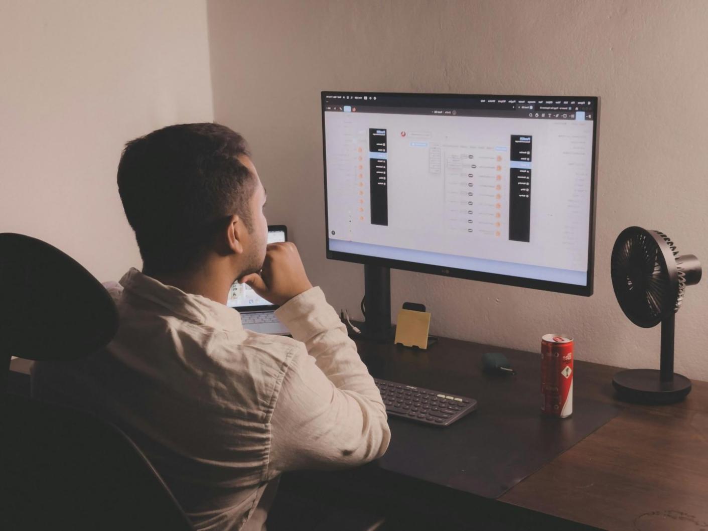 Workspace con documenti SEO e analisi keyword su monitor
